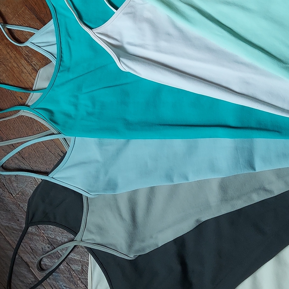 8 tank tops - Picture 3 of 9